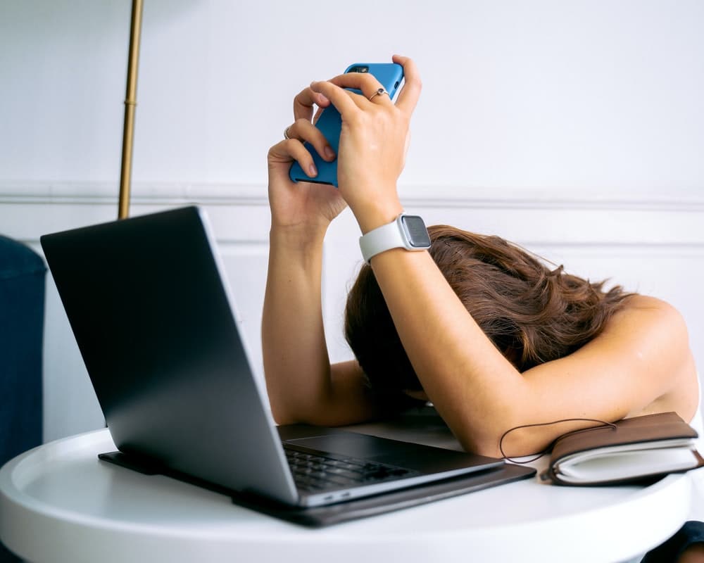 sagorevanje-stres-zena-telefon-laptop.jpg